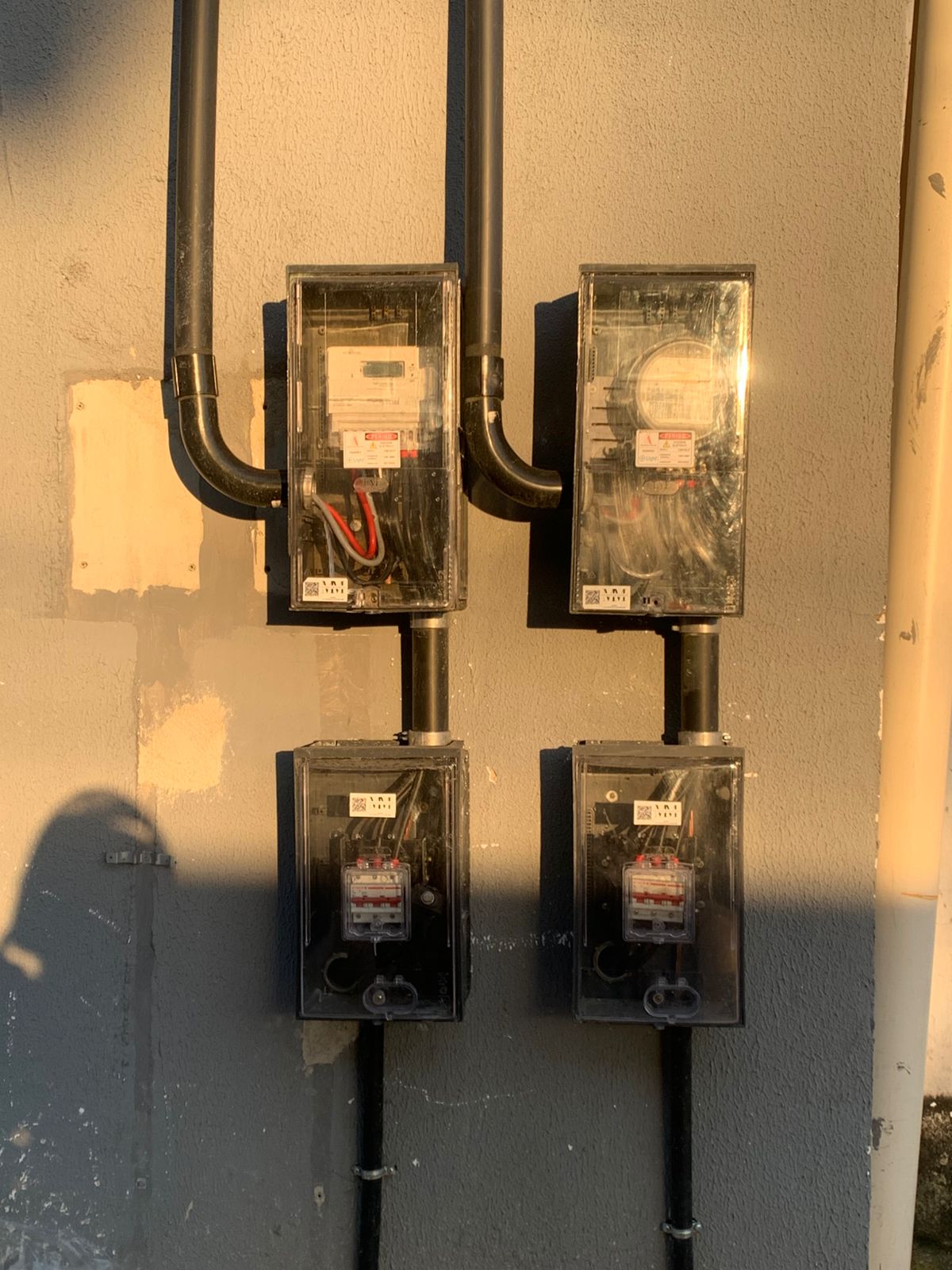 Padrão de entrada de energia externo com dois medidores e eletrodutos aparentes